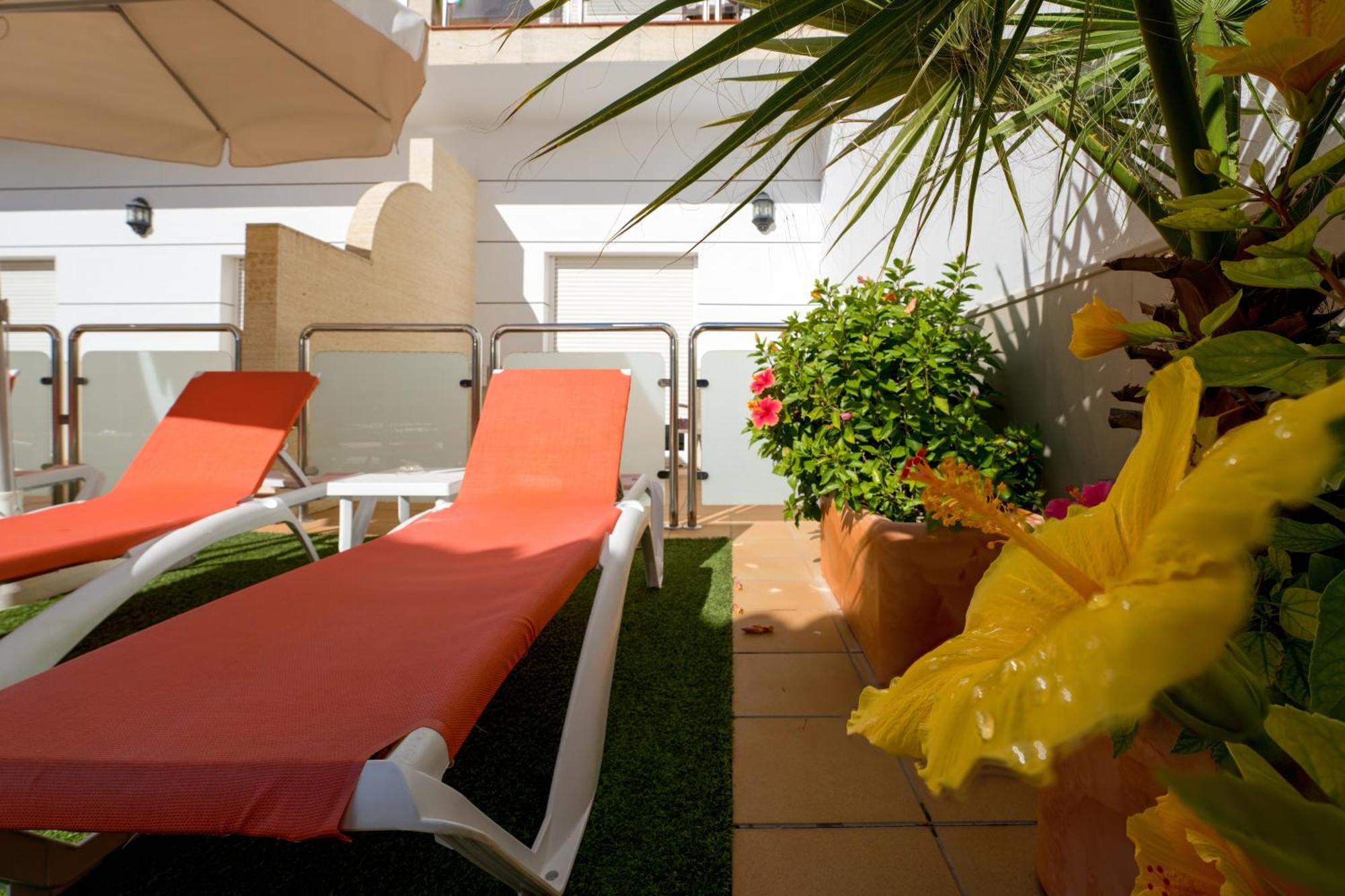 Hotel Apartamentos Loto Conil Коніль-де-ла-Фронтера Екстер'єр фото