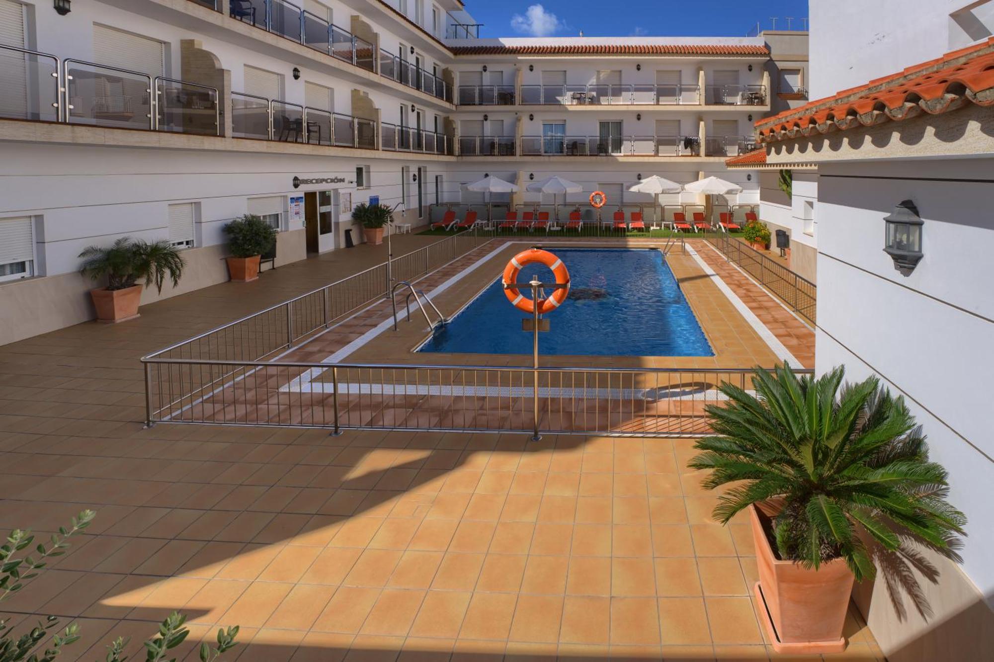 Hotel Apartamentos Loto Conil Коніль-де-ла-Фронтера Екстер'єр фото