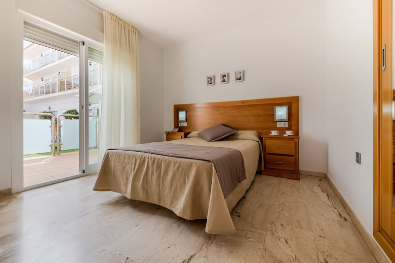 Hotel Apartamentos Loto Conil Коніль-де-ла-Фронтера Екстер'єр фото